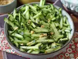 Recept Pikantní okurkový salát s arašídy