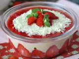 Recept Pavê de morango, brazilský dezert z jahod a kondenzovaného mléka, který je nejlepší jíst studený.