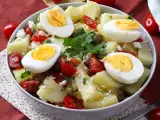 Recept Bramborový salát s fetou, vejcem a cherry rajčátky