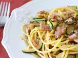 Recept Těstoviny s cuketou a křupavým speckem: jednoduchý recept, který se hodí k obědu i večeři
