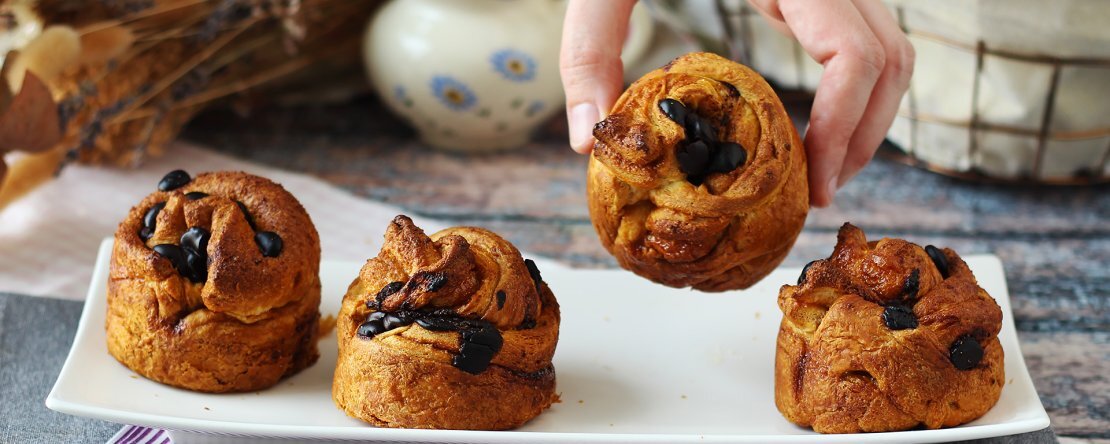 Cruffins, kombinace croissantu a muffinu s krémem a čokoládou.