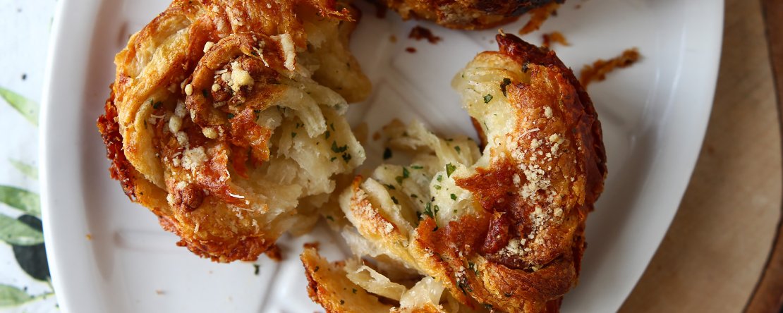 Cruffiny, kombinace croissantu a muffinu, v tomto případě osolené s parmazánem a mozzarellou.