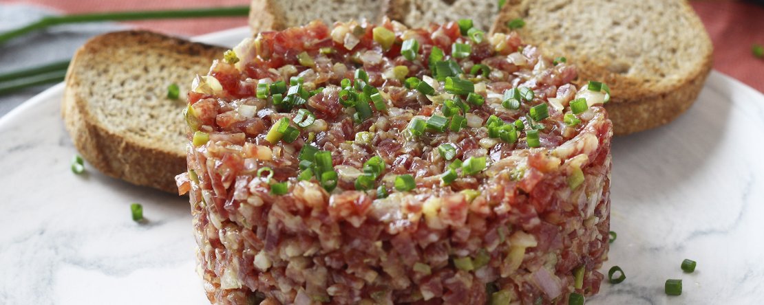 Tartar de fuet: expresní verze klasického tatarského bifteku