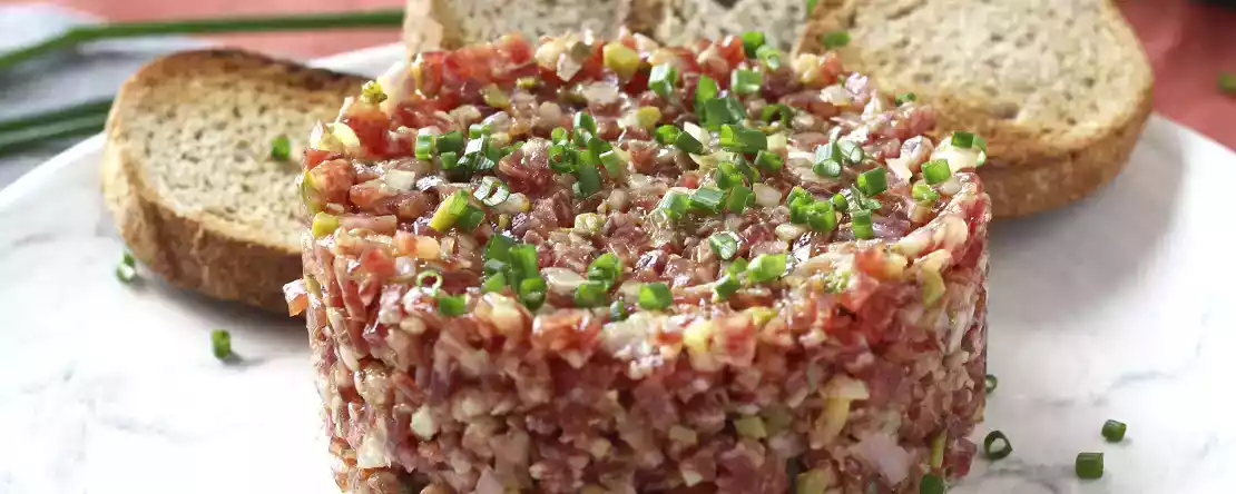 Tartar de fuet: expresní verze klasického tatarského bifteku