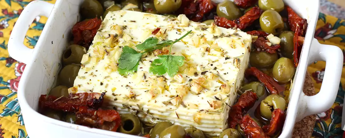 Zapečená feta se sušenými rajčaty a olivami po středomořsku