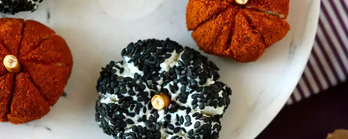 Aperitivní sýrová pomazánka ve tvaru dýně, ideální na halloween!