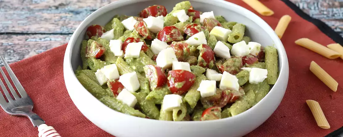 Studené těstoviny s rukolovým pestem, cherry rajčátky a mozzarellou: svěží a rychlý letní recept