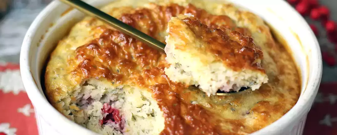 Superjednoduchý proteinový koláč z červeného ovoce