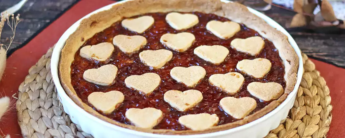 Koláč s jahodovým džemem: klasický recept na křehké pečivo (také srdce)