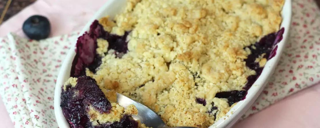 Borůvkový mandlový crumble: zlatavý na povrchu, šťavnatý uvnitř