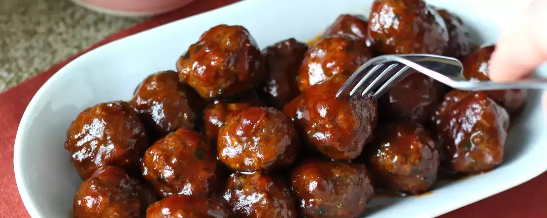 Masové kuličky ve fritéze se sladkokyselou barbecue omáčkou: snadný a chutný recept