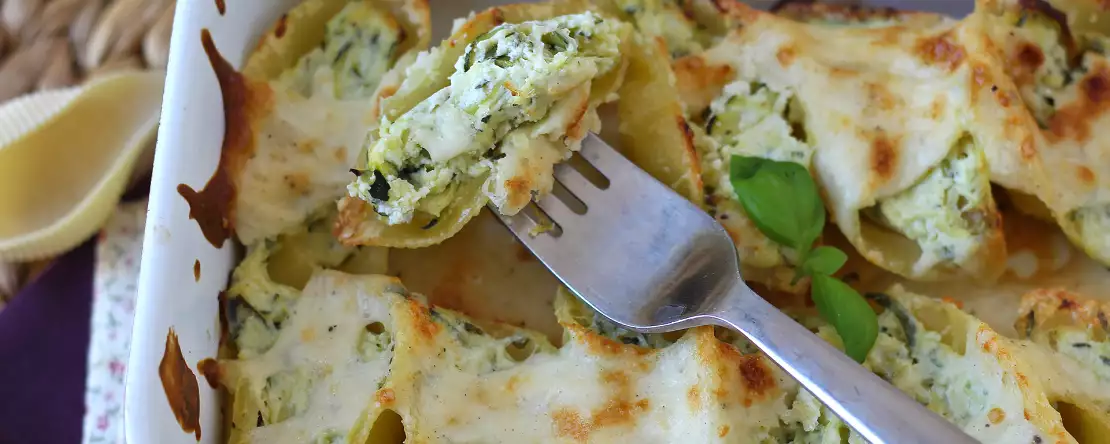 Conchiglioni plněné ricottou, cuketou a citronem: krémové a au gratin v troubě