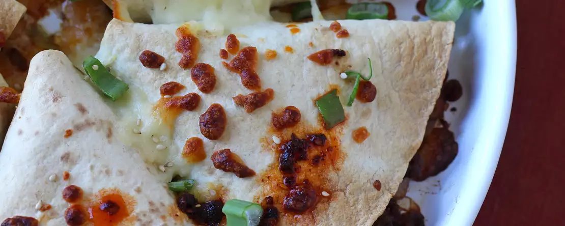 Tortilly pečené v troubě s quesadillou a pikantní hovězí náplní