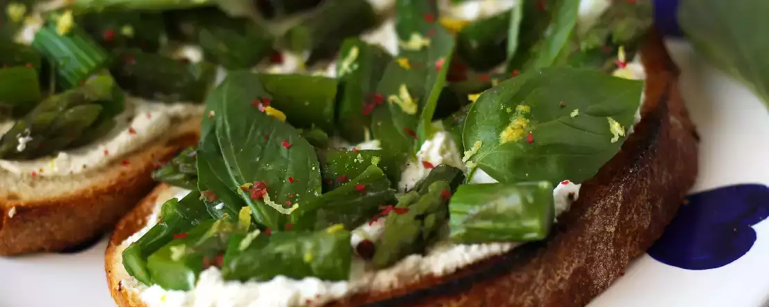 Chřestové tartiny s citronem a bazalkou a ricottou