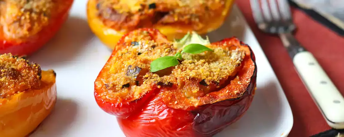Zapečené vegetariánské plněné papriky: snadný a chutný recept se zeleninou a sýrem mozzarella