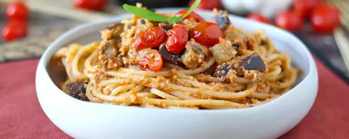 Těstoviny s lilkovým krémem a cherry rajčátky: jednoduchý a chutný recept