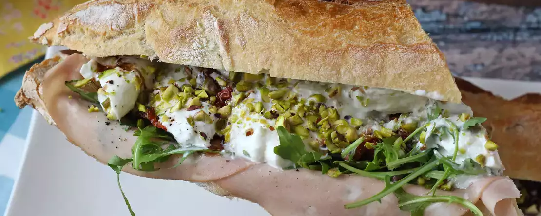 Gourmet italský sendvič s mortadelou a sýrem burrata