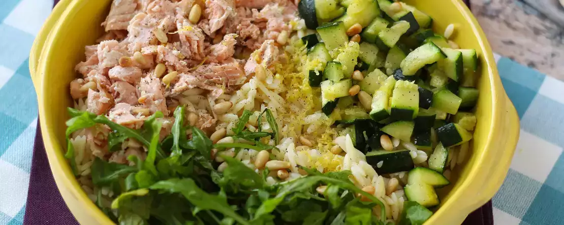 Těstovinový salát orzo s lososem a cuketou