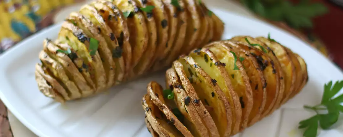 Brambory hasselback ve fritéze: křupavé, rozplývající se v ústech a velmi snadné!