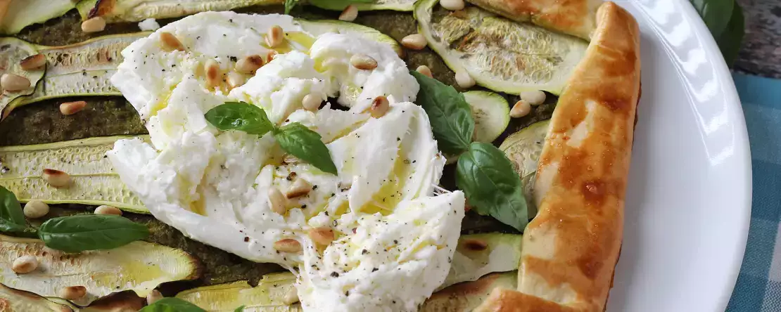 Koláč s pestem a cuketou: snadný recept, který voní jako léto!