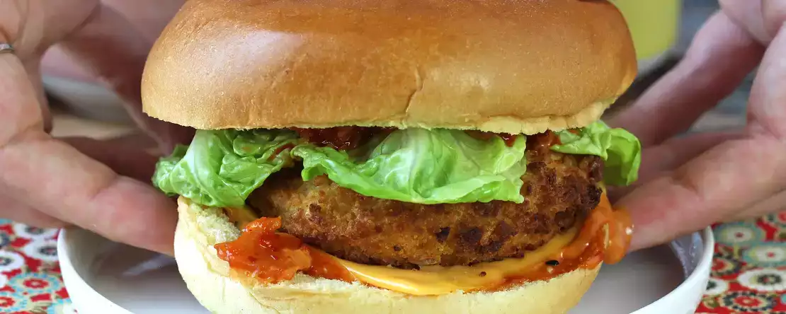 Burger s kuřecím masem obaleným v korejském stylu: křupavý, pikantní a neuvěřitelně lahodný