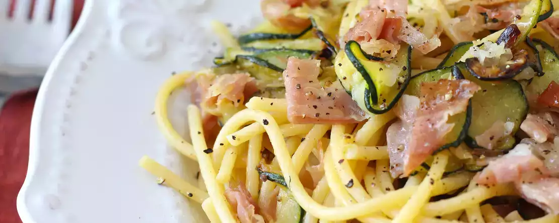 Těstoviny s cuketou a křupavým speckem: jednoduchý recept, který se hodí k obědu i večeři