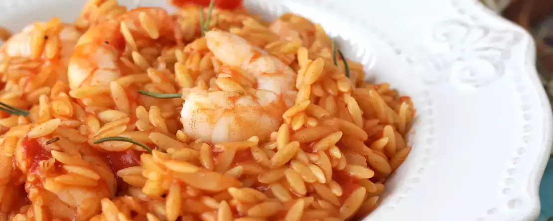 Těstoviny orzo s rajčaty a krevetami, připravené jako rizoto