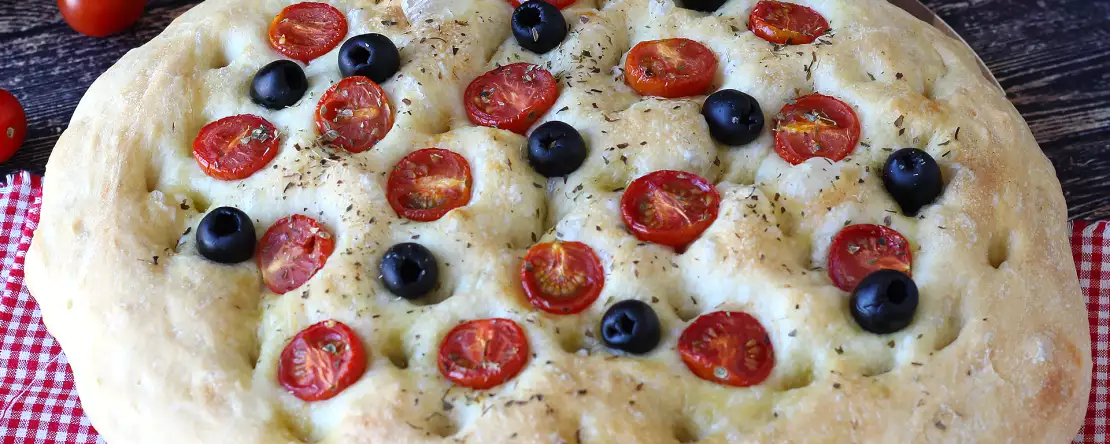 Vysoká a nadýchaná focaccia s cherry rajčátky, olivami a oreganem