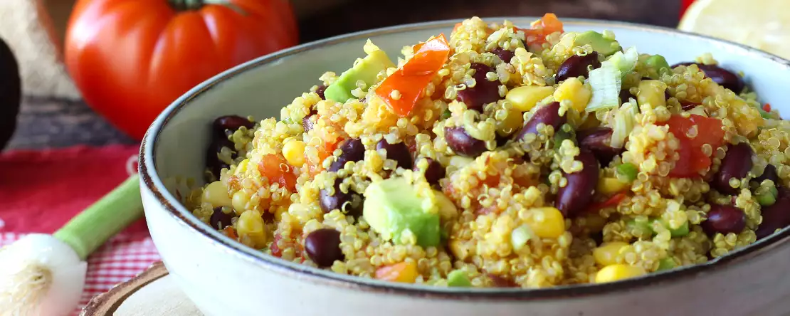 Proteinový salát z quinoa s červenými fazolemi a kukuřicí
