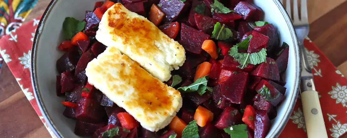 Salát z červené řepy s grilovaným halloumi