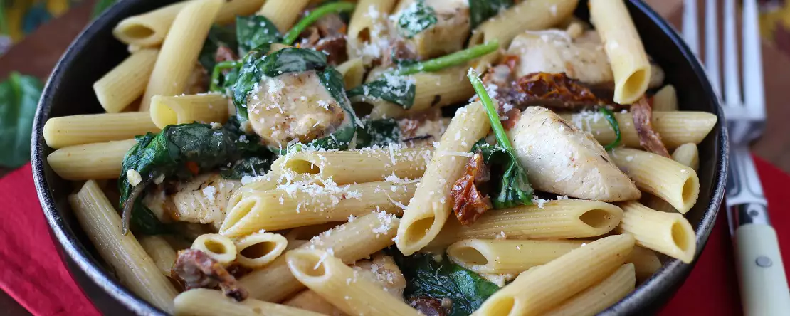 Marry me chicken pasta: krémové těstoviny s kuřecím masem, sušenými rajčaty a parmazánem