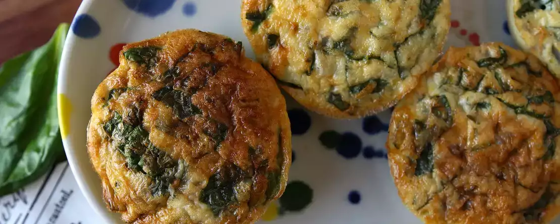 Vaječné jednohubky s tvarohem v horkovzdušné fritéze: snadné a proteinové vaječné jednohubky