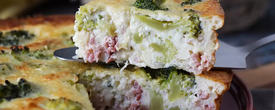 Quiche bez těsta s brokolicí, pancettou a cottage sýrem