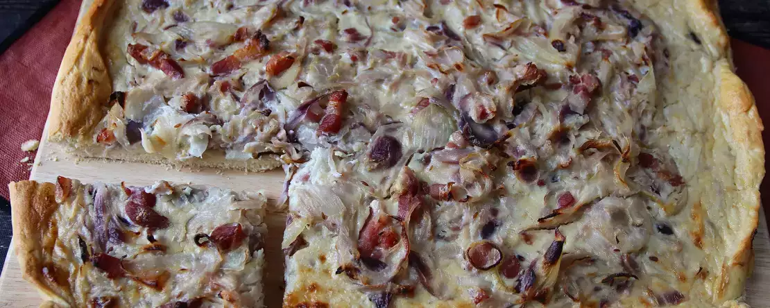 Zwiebelkuchen: německý koláč s jemnou cibulí a slaninou
