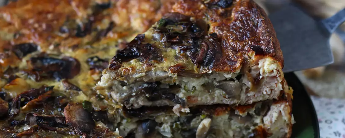 Quiche bez těsta s houbami, slaninou a sýrem cottage