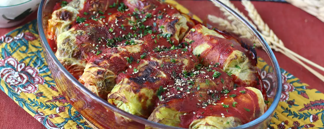 Vegetariánské zelné závitky s houbami, rýží a misem