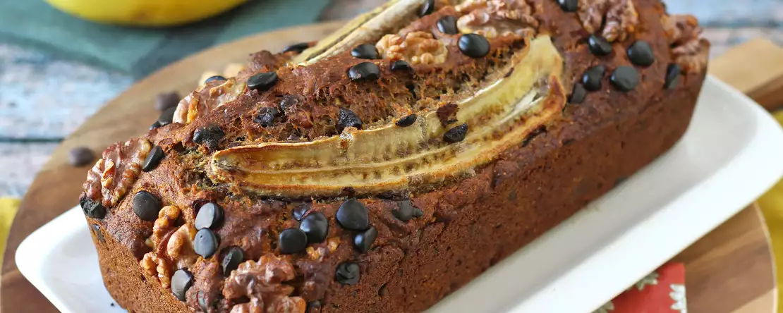 Veganský banánový chlebíček s miso, ořechy a čokoládou