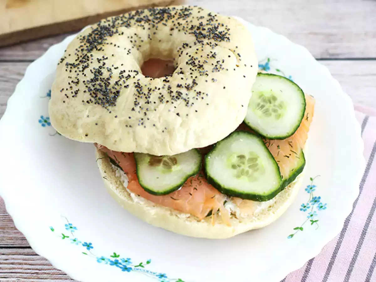 Recept Bagel s lososem, okurkou a čerstvým sýrem