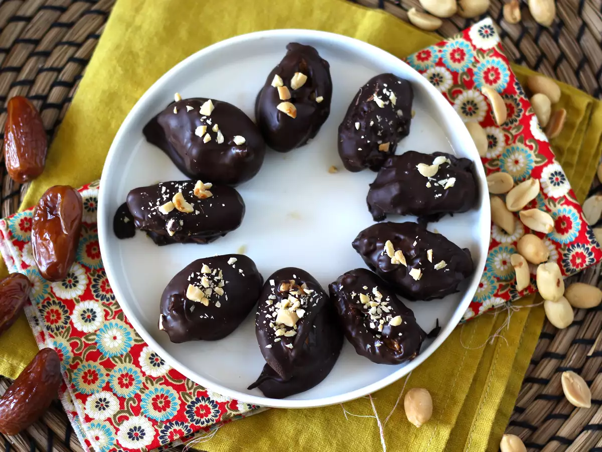 Recept Domácí snickers: datle, arašídy a čokoláda - zdravá svačina bez přidaného cukru