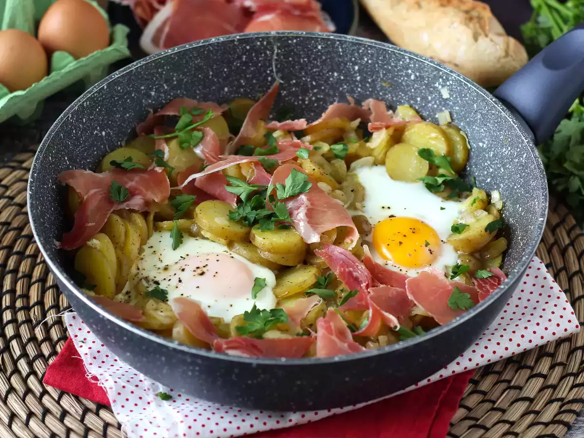 Recept Huevos rotos, velmi snadný španělský recept na brambory a vejce