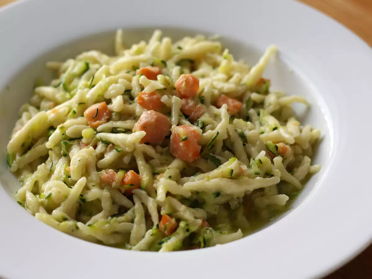 Recept Těstoviny s lososem a cuketou