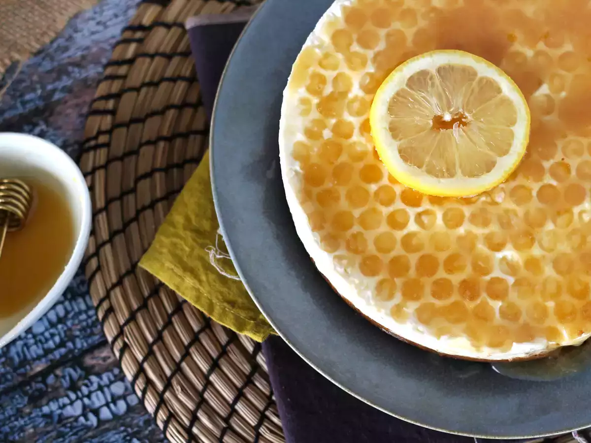 Recept Nepečený tvarohový koláč s citronem a medem (návod na zdobení dortů)