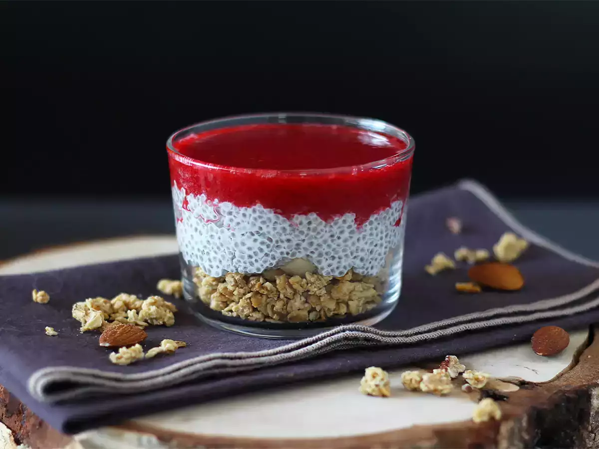 Recept Verriny s chia pudinkem z kokosového mléka, malinami a granolou