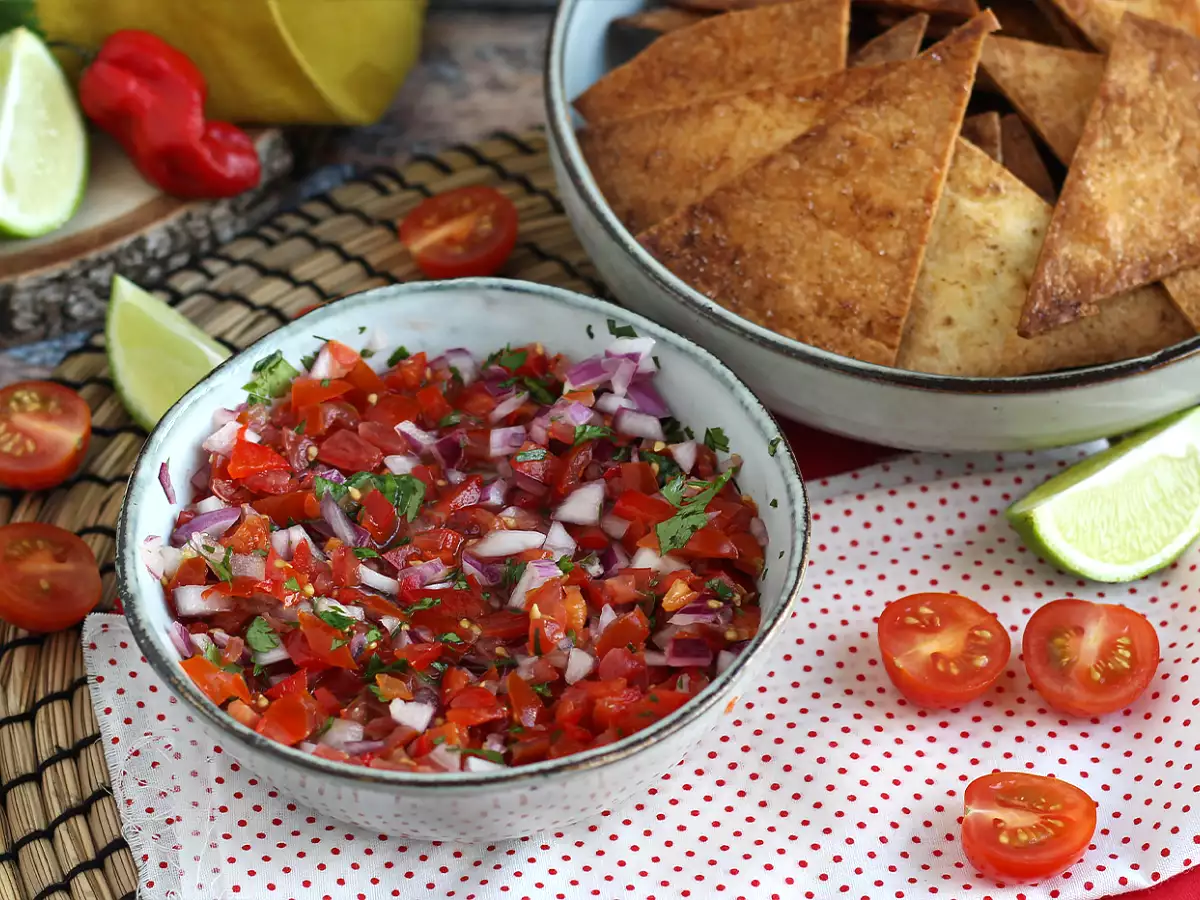 Recept Pico de gallo a domácí tortilla chipsy