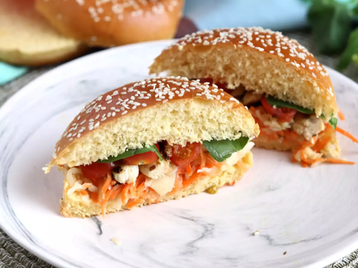 Recept Marinovaný kuřecí sendvič se zelným salátem, rajčaty a bazalkou