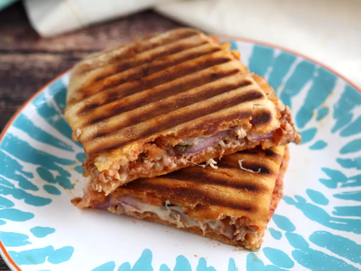 Recept Panini s tuňákem, rajčaty a kapary