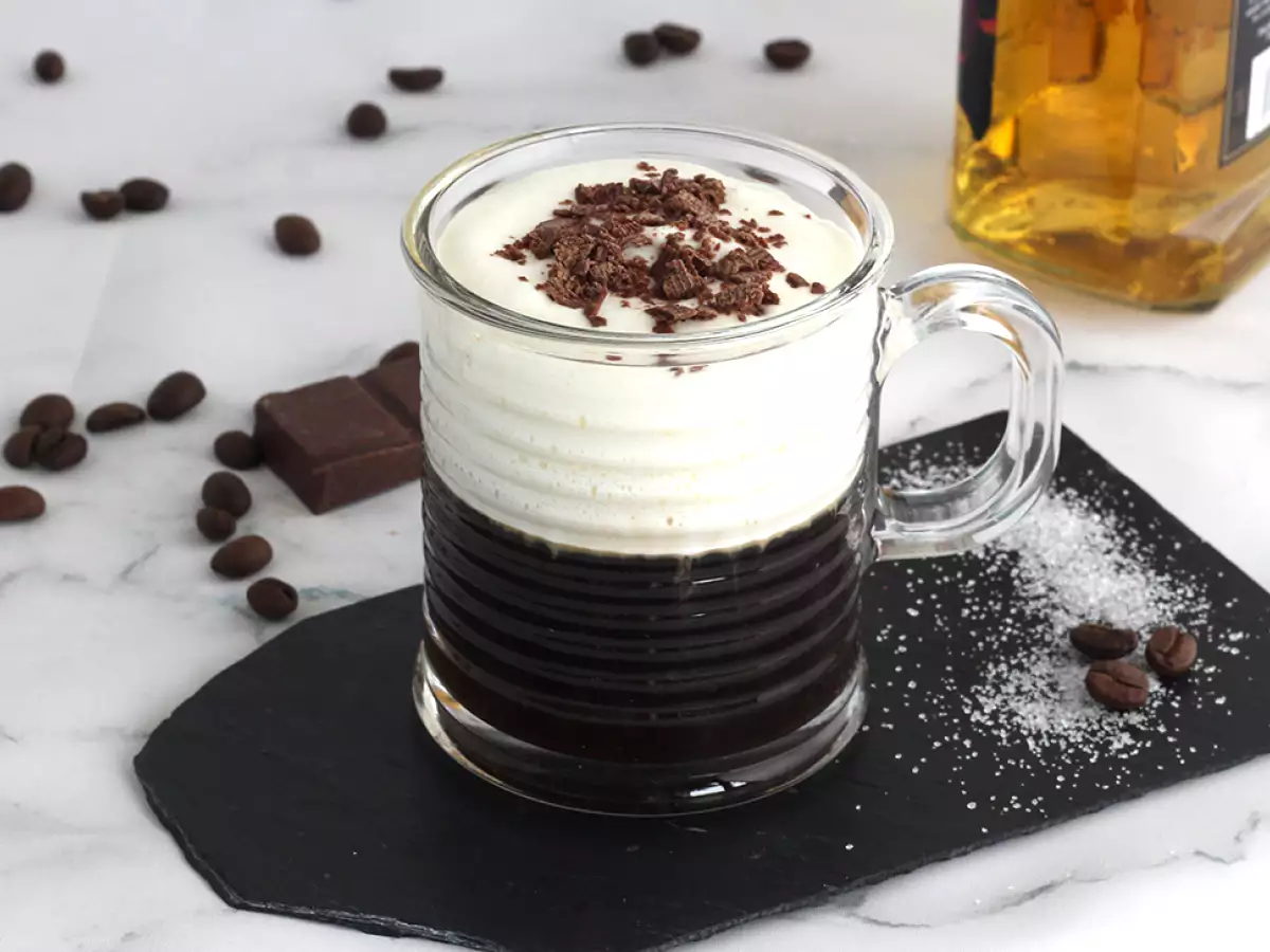 Recept Irish coffee (káva s whisky a šlehačkou)