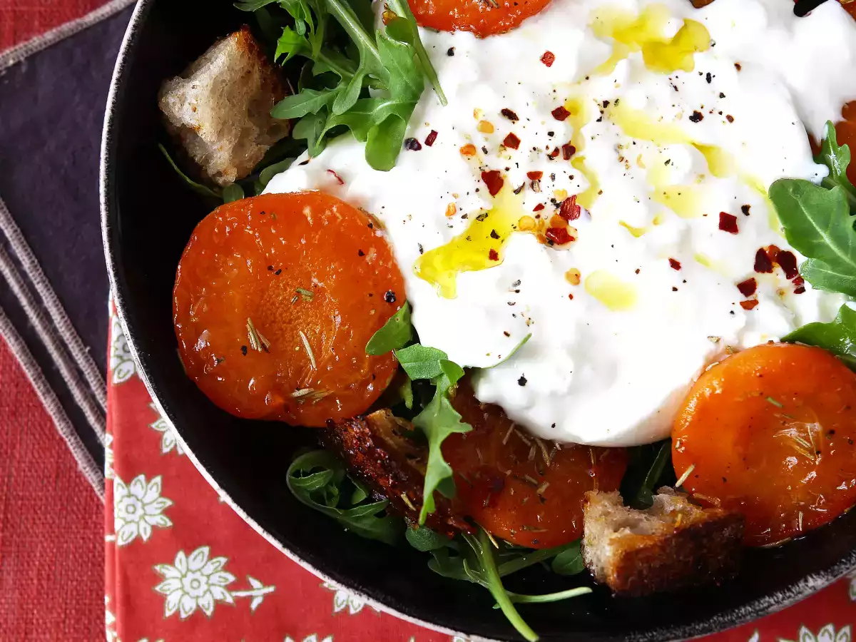Recept Salát z pečených meruněk, rukoly a burraty