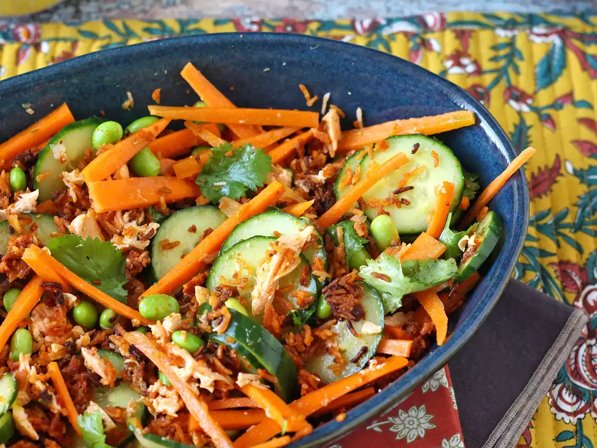 Recept Křupavý, pikantní salát s křupavou rýží z lososa!