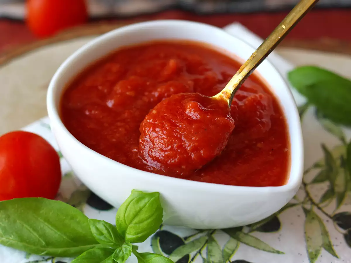 Recept Syrová rajčatová omáčka plné chuti, ideální na pizzu nebo pinsu.
